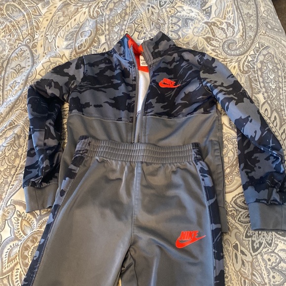 Nike Boys Matching Jacket and Pants set - Picture 8 of 9